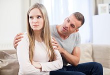 Frau sitzt entt&auml;uscht neben ihrem Partner - Christin Klose/dpa-tmn