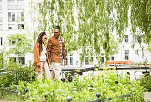 Spaziergang im Park - Christin Klose/dpa-tmn