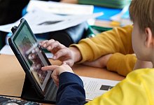 Schüler arbeiten an einem Tablet - Soeren Stache/dpa/dpa-tmn