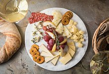 K&auml;sebrett Schweizer K&auml;se - Christin Klose/dpa-tmn