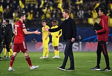 M&uuml;nchens Trainer Julian Nagelsmann (M) nach dem Spiel in Villarreal beim Handschlag mit Robert Lewandowski. - Sven Hoppe/dpa