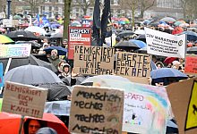 Demo gegen rechts - Krefeld - Roberto Pfeil/dpa