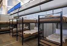 Stockbetten in einem abgetrennten Bereich im Hauptterminal des ehemaligen Flughafens Berlin-Tegel. - Monika Skolimowska/dpa-Zentralbild/dpa