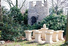 M&auml;rchenhafte Szenerie: Das Bauwerk und die Betonsockel mit Pferdeplastik erstellte der Besitzer selbst. Foto: Gr&ouml;ne