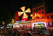 Flügel der Windmühle des Moulin Rouge drehen sich wieder - Dimitar Dilkoff/AFP/dpa