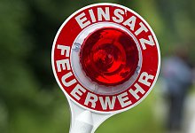 Feuerwehr-Kelle - Foto: Armin Weigel/dpa