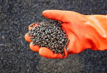 Eine Person h&auml;lt Streusplitt in der Hand - Christophe Gateau/dpa/dpa-tmn