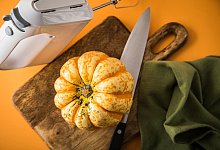 Utensilien, um einen Kürbis mit einem Handmixer auszuhöhlen - Christin Klose/dpa-tmn