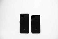 Pixel 4a (links) und Pixel 5 (rechts) - Foto: Zacharie Scheurer/dpa-tmn
