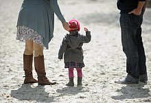 Eltern und Kind - Foto: Andreas Gebert/dpa