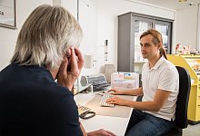 Patient klagt über Tinnitus beim HNO Arzt - Christin Klose/dpa-tmn