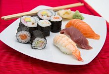 Verschiedene Sushisorten auf einem Teller - Andrea Warnecke/dpa-tmn