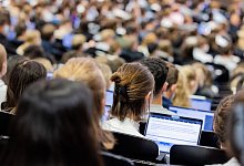 Studierende im Hörsaal einer Universität - Rolf Vennenbernd/dpa/dpa-tmn