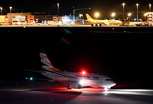 Charterflug mit afghanischen Ortskräften - Flughafen Leipzig/Hal - Hendrik Schmidt/dpa