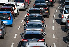 Autos stehen auf einer Autobahn im Stau - Marijan Murat/dpa