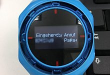 Anrufanzeige einer Tracker-Uhr - Foto: AV-Test-Institut/dpa-tmn