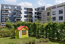 Blick auf ein Mehrfamilienhaus - Uwe Anspach/dpa-tmn