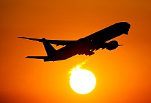 Urlaubsflieger - Foto: Daniel Reinhardt/dpa