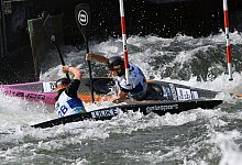 Elena Lilik (l) und Ricarda Funk gewinnen im Team-Wettbewerb Gold. - Angelika Warmuth/dpa