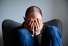 Mann h&auml;lt die H&auml;nde vor sein Gesicht - Jonas Walzberg/dpa/dpa-tmn