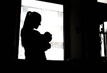 Frau mit Neugeborenem - Sina Schuldt/dpa