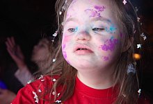 Mag es bunt: Die achtj&auml;hrige Svenja Middeke aus Lemgo bei ihrem Auftritt im Musikvideo zu dem Inklusions-Song "Du bist so". - Carolin Stangenberg