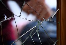 Eine Faust in einem zersprungenen Spiegel zu sehen - Jonas Walzberg/dpa/dpa-tmn