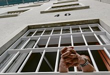 Hinter Gittern: Der inhaftierte Informant und Straftäter Manfred H. überredete den Mörder des kleinen Dano, den Ort preiszugeben, wo die Leiche von Jenisa (8) begraben liegt. - dpa