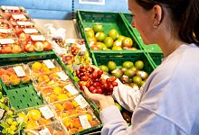 Eine Frau begutachtet Trauben in einem Supermarkt - Benjamin Nolte/dpa-tmn