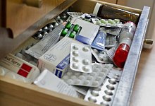 Medikamente h&auml;ufen sich in einer Schublade - Franziska Gabbert/dpa-tmn