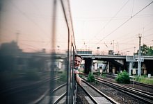 Ein Mann schaut aus einem Zugfenster - Zacharie Scheurer/dpa-tmn