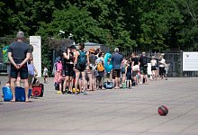Anstrum auf ein Freibad - Foto: Paul Zinken/dpa-Zentralbild/dpa