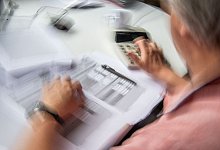 Warnung vor gefälschten Steuerbescheiden - Lino Mirgeler/dpa