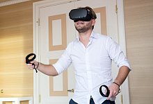 Spielen mit VR-Brille - Foto: Andrea Warnecke/dpa-tmn