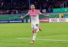 Alejandro Grimaldo jubelt über sein Tor - David Inderlied/dpa