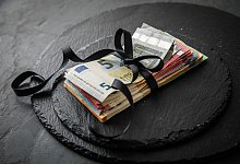 Ein B&uuml;ndel Geldscheine - Christin Klose/dpa-tmn/dpa