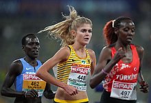 Ist über 10.000 Meter ohne Medaille geblieben: Konstanze Klosterhalfen (M) wurde Vierte. - Soeren Stache/dpa