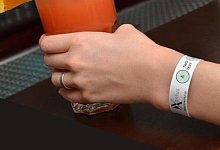 Eine Studentin hat das Kontrollarmband entwickelt, mit dem sich K.o.-Tropfen in Getr&auml;nken nachweisen lassen. - xantus