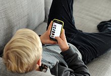 Jugendlicher mit Smartphone - Foto: Tobias Hase/Symbolbild