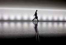 Eine Person geht an einem Gebäude vorbei - Christoph Soeder/dpa/dpa-tmn