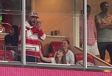 Swift und Kelce beim College-Football - Charlie Riedel/AP/dpa