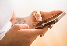 Frau mit Smartphone - Christin Klose/dpa-tmn