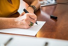 Eine Frau verfasst ihr Testament - Christin Klose/dpa-tmn