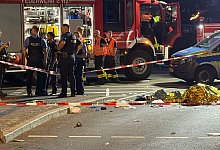 Auto erfasst Elektroroller-Fahrer in Frankfurt - Mike Seeboth/dpa