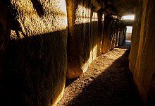 Die Sonne dringt in den Gang des Newgrange-Ganggrabes ein - John Lalor/Photographic Archive/National Monuments Service/Government of Ireland/dpa-tmn
