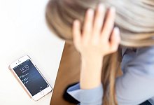 Frau hält sich die Hände an den Kopf - Christin Klose/dpa-tmn