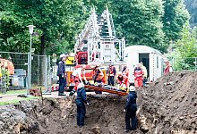 Rettung aus der Grube - FOTO: CHRISTIAN MATHIESEN