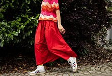 Frau trägt einen Color-Blocking-Look - Christin Klose/dpa-tmn