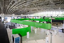 Messestände vom Partnerland Portugal werden in der Messehalle 2 aufgebaut. - Julian Stratenschulte/dpa