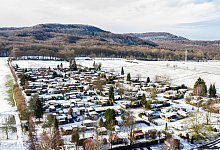 Ort des Geschehens: Blick auf den Campingplatz Eichwald in Elbrinxen, aufgenommen mit einer Drohne. Die Dorfgemeinschaft versucht, mit dem Unfassbaren klar zu kommen. Seelsorger und Schulen versuchen, dabei Hilfestellung zu geben. - Guido Kirchner/dpa